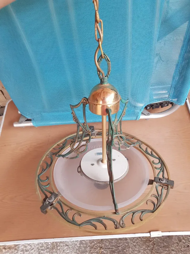 Lampada da soffitto dorata e verde