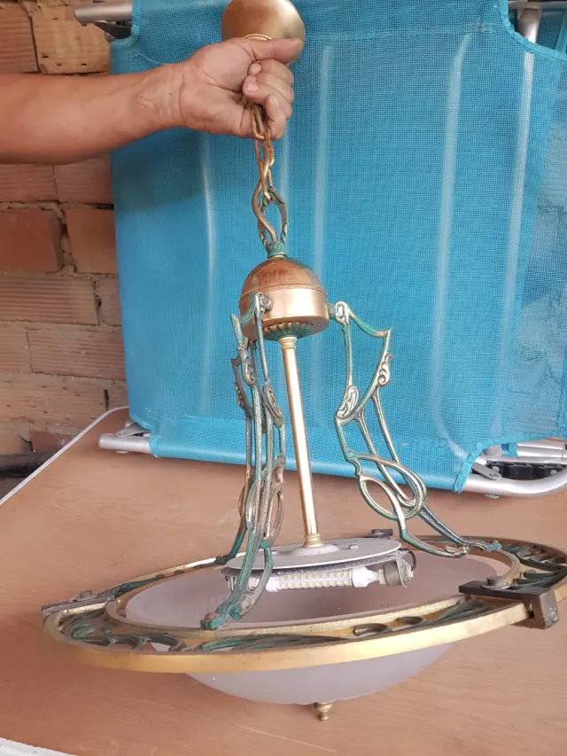 Lampada da soffitto dorata e verde