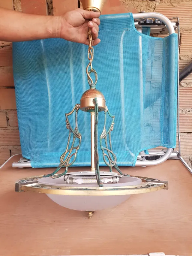 Lampada da soffitto dorata e verde