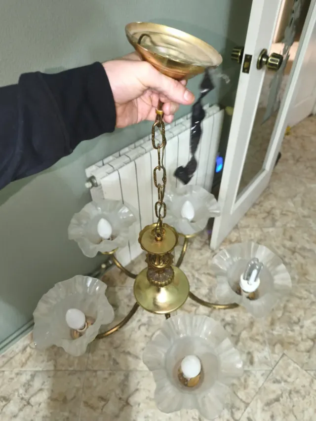 Lámpara de salón dorada y transparente