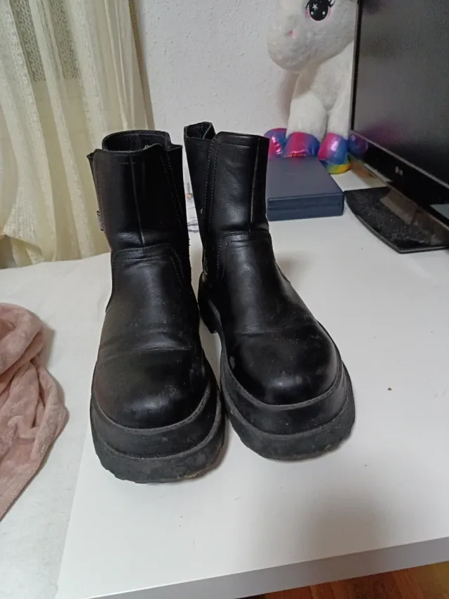Botines negros de plataforma muy Bonitos y cuidado