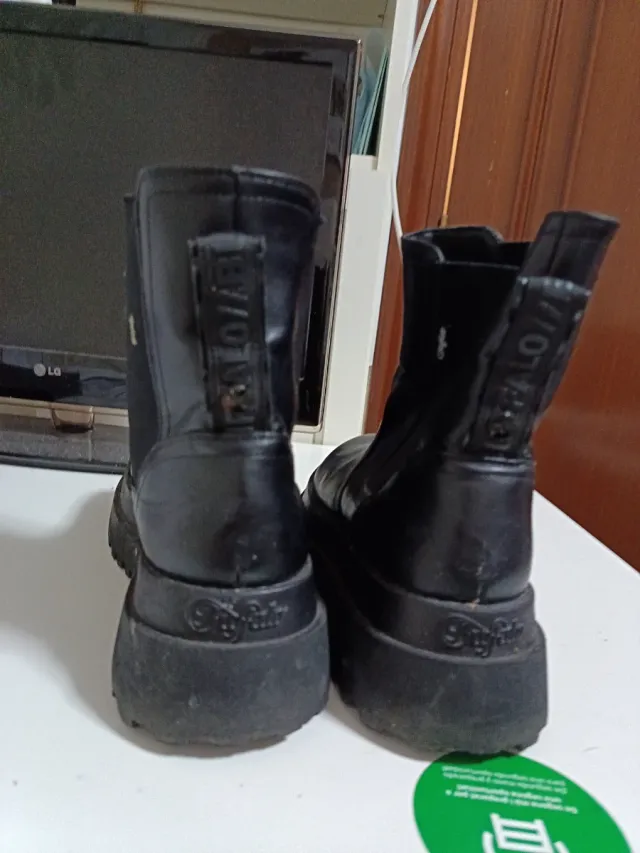 Botines negros de plataforma muy Bonitos y cuidado
