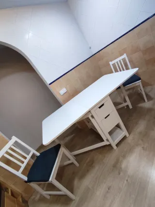 Mesa de comedor o cocina blanca