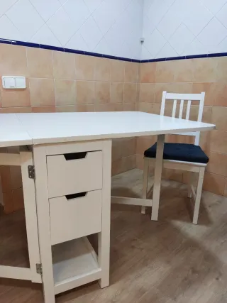 Mesa de comedor o cocina blanca