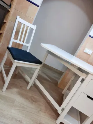 Mesa de comedor o cocina blanca