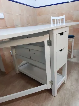 Mesa de comedor o cocina blanca