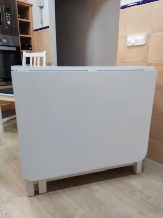Mesa de comedor o cocina blanca