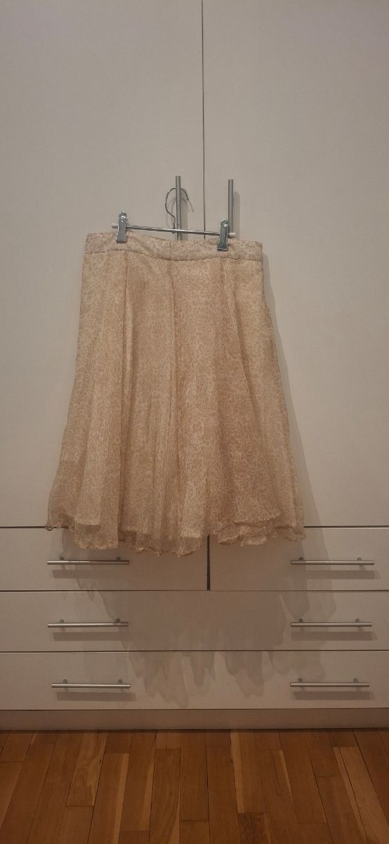 Falda de gasa acampada blanca y beige