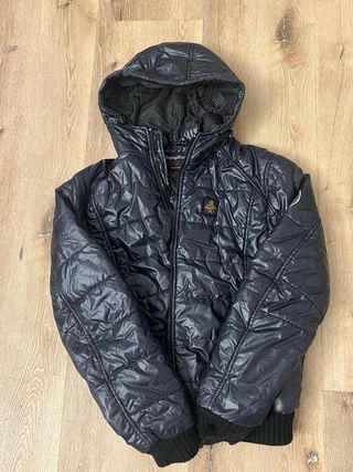 Giubbino nero invernale con cappuccio