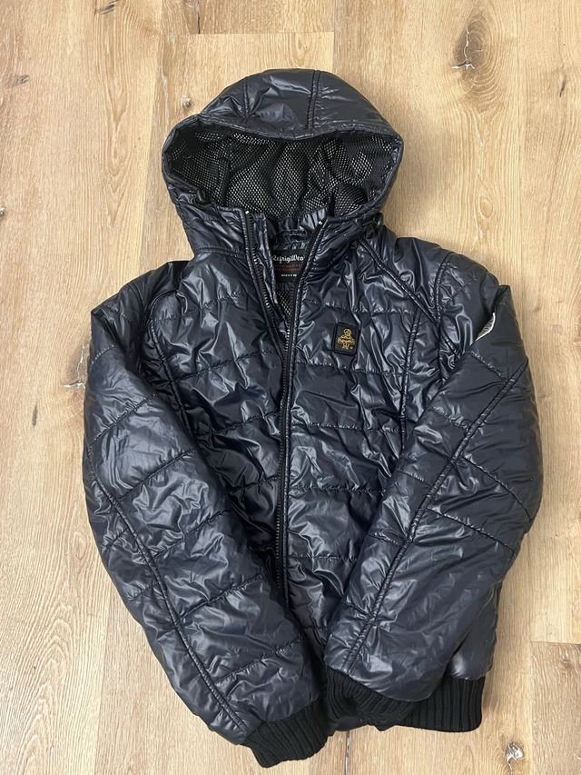 Giubbino nero invernale con cappuccio