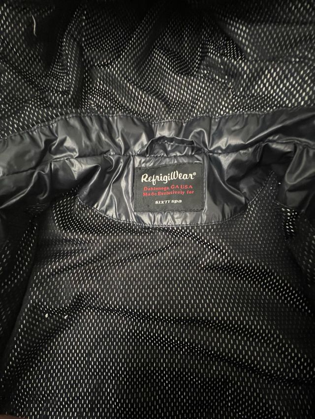 Giubbino nero invernale con cappuccio