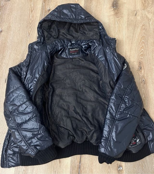 Giubbino nero invernale con cappuccio