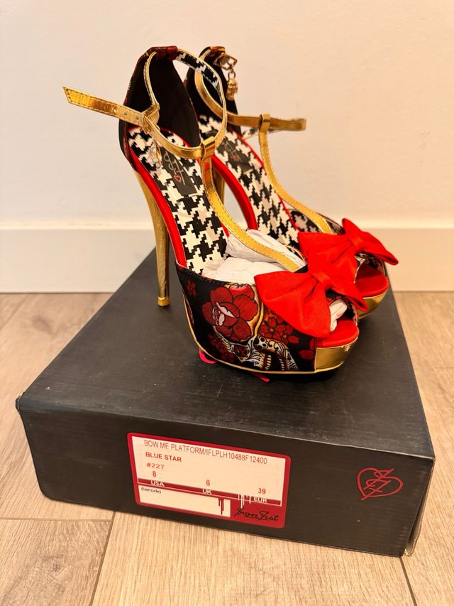 Zapatos de tacón Iron Fist plataforma lazo rojo