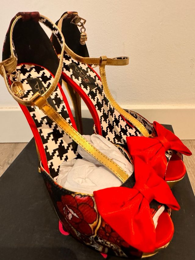 Zapatos de tacón Iron Fist plataforma lazo rojo