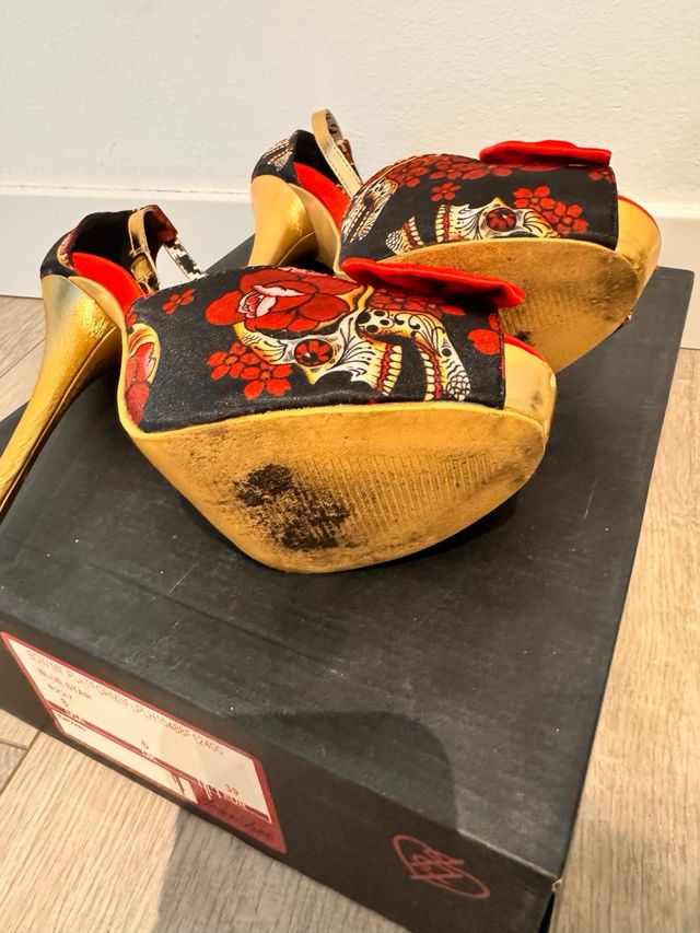 Zapatos de tacón Iron Fist plataforma lazo rojo