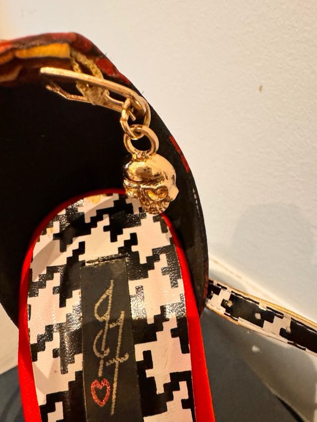 Zapatos de tacón Iron Fist plataforma lazo rojo