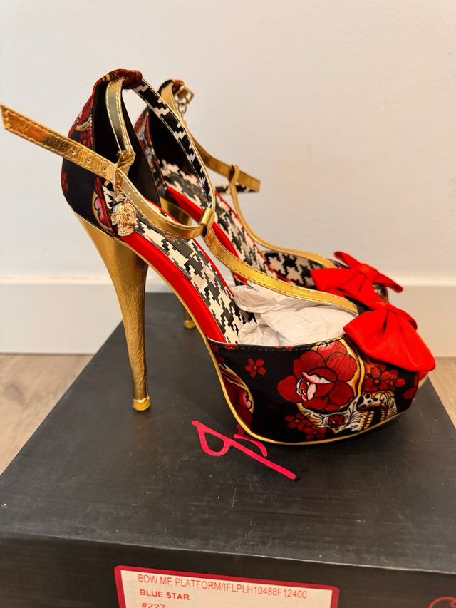 Zapatos de tacón Iron Fist plataforma lazo rojo