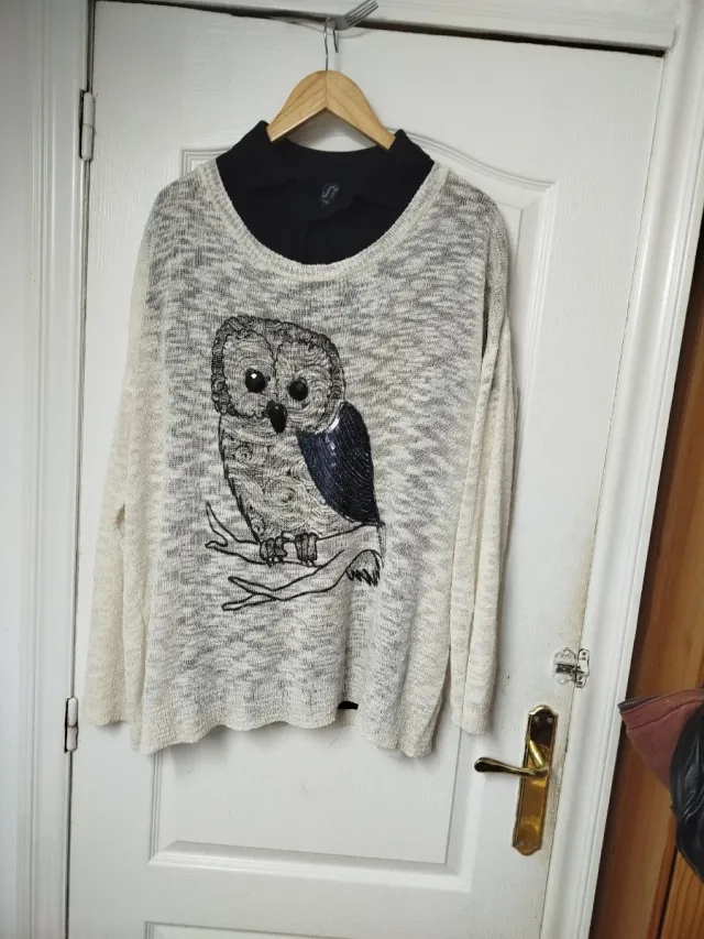 Jersey blanco con lechuza bordada