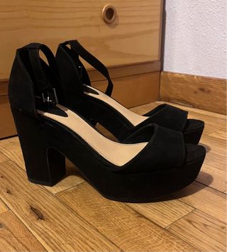 Tacones negros de plataforma y tira