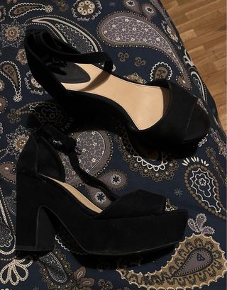 Tacones negros de plataforma y tira