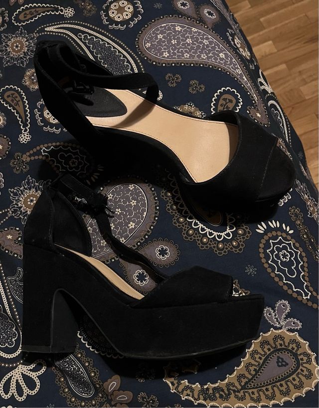 Tacones negros de plataforma y tira