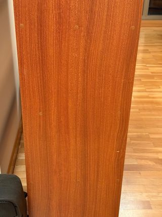 Estantería de madera marrón