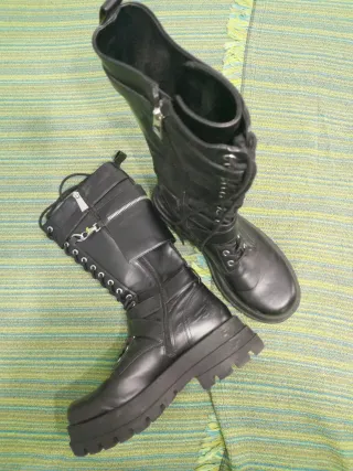 Botas militares negras con plataforma