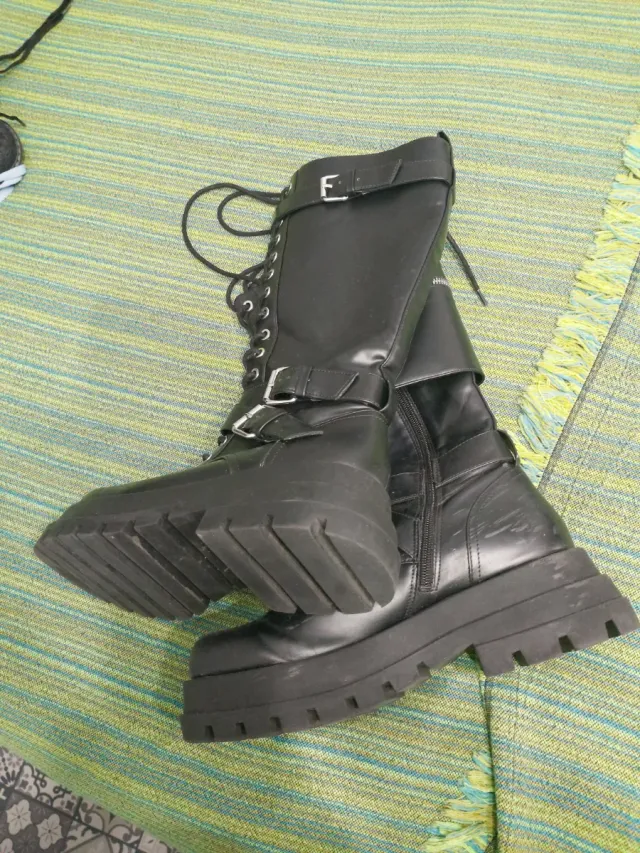 Botas militares negras con plataforma