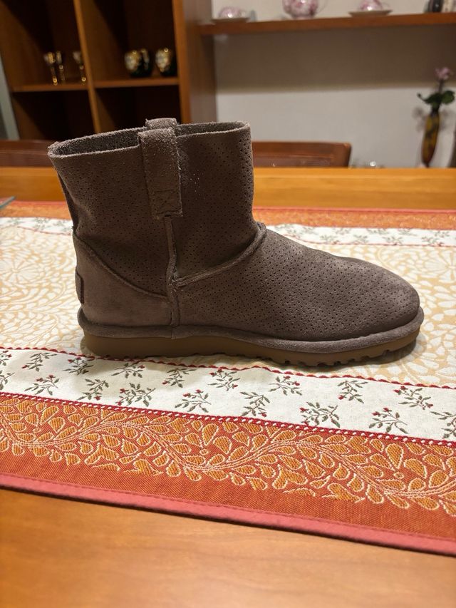 Stivali UGG donna per la mezza stagione perforati