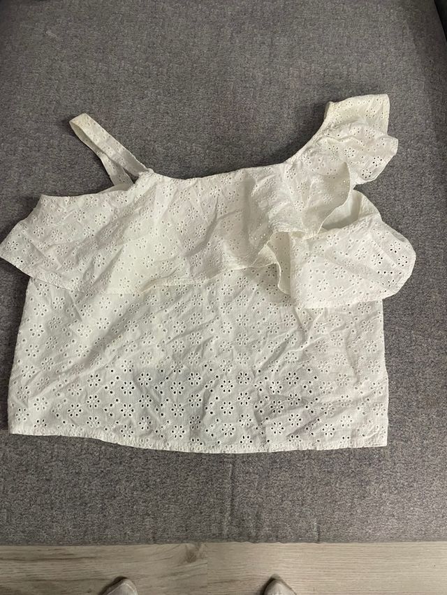 Top blanco asimétrico con volantes