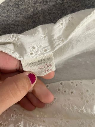 Top blanco asimétrico con volantes