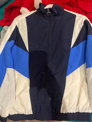 Chaqueta impermeable azul y blanca