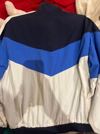 Chaqueta impermeable azul y blanca