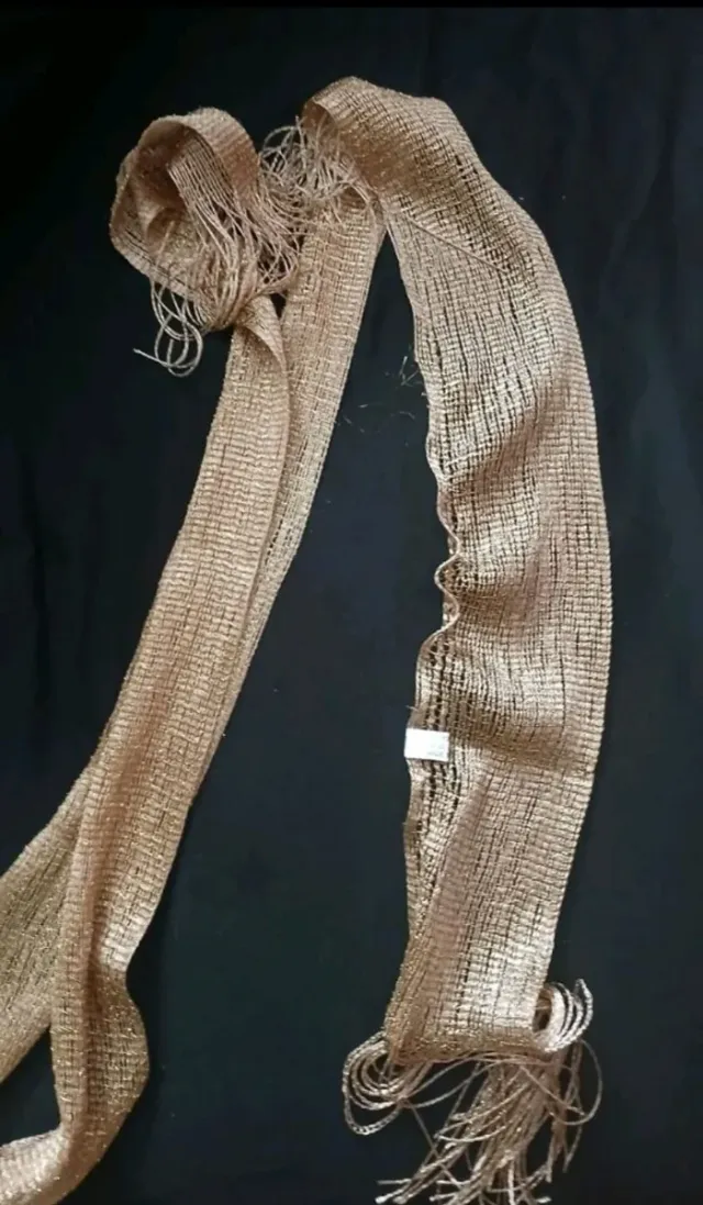 Bufanda pañuelo dorado con flecos