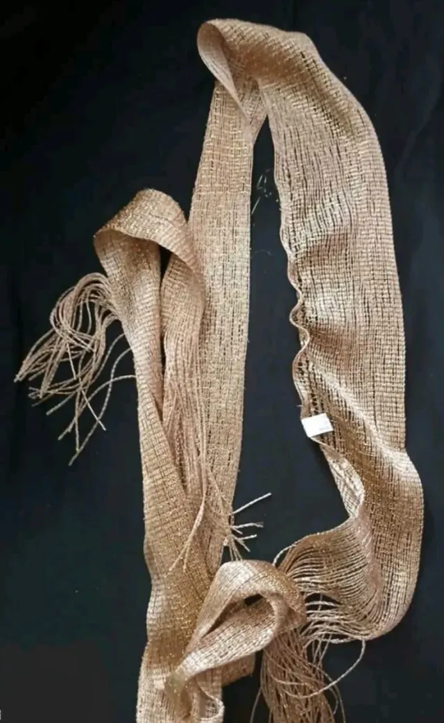 Bufanda pañuelo dorado con flecos