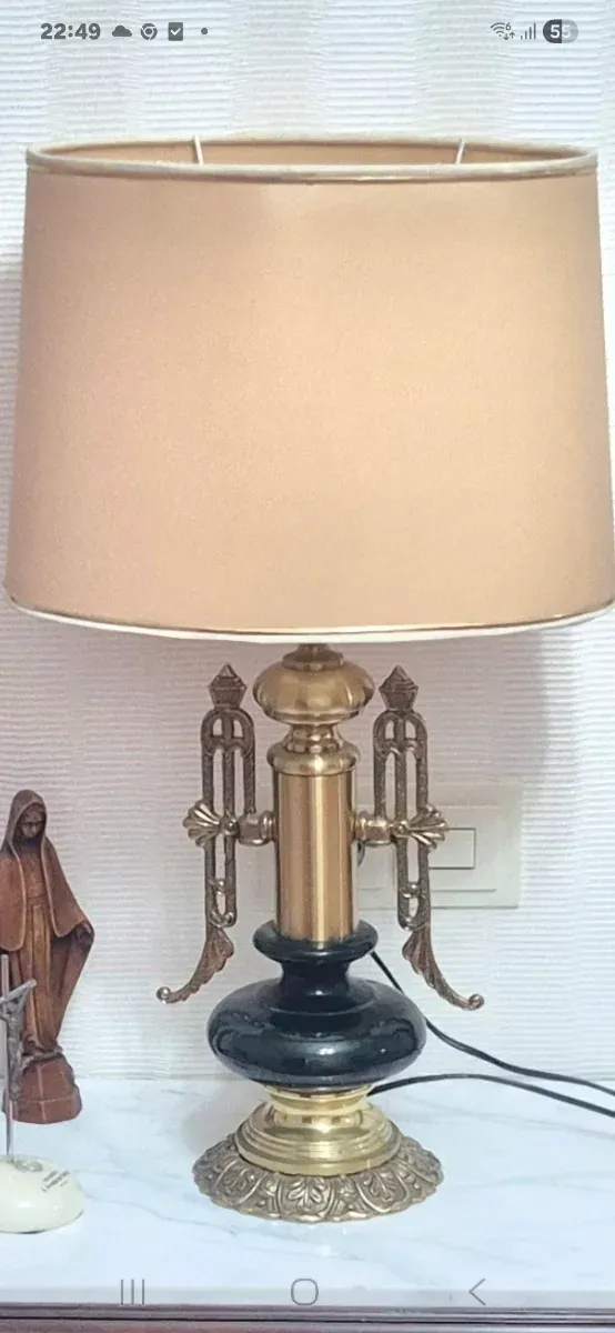 Lámpara de mesa dorada y negra