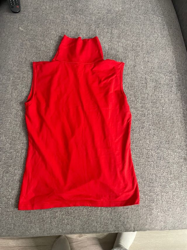 Camiseta sin mangas cuello alto roja