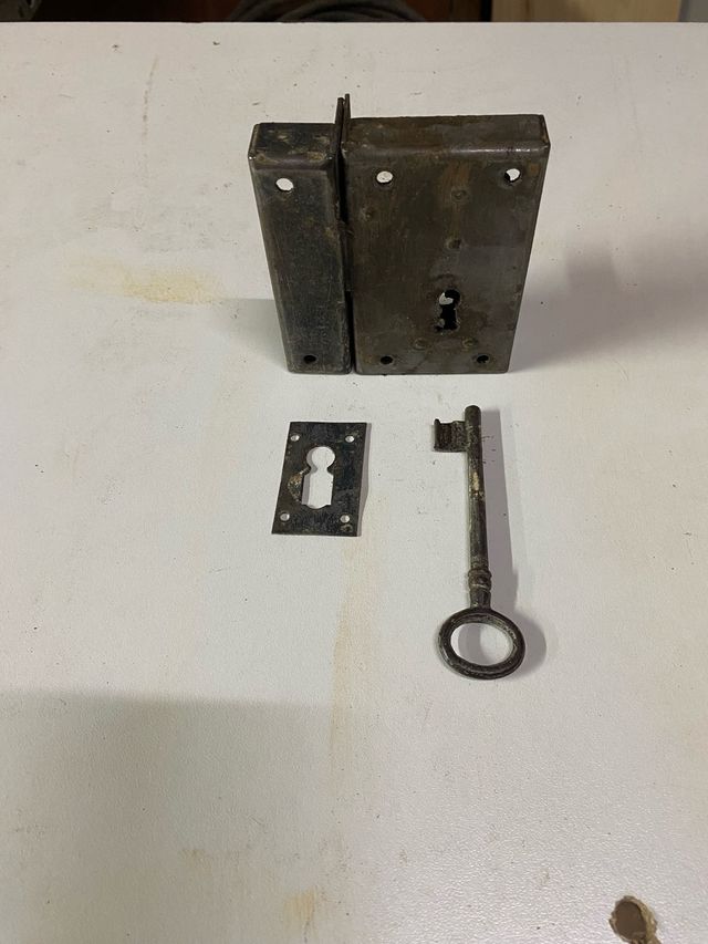 Cerradura antigua con llave y placa