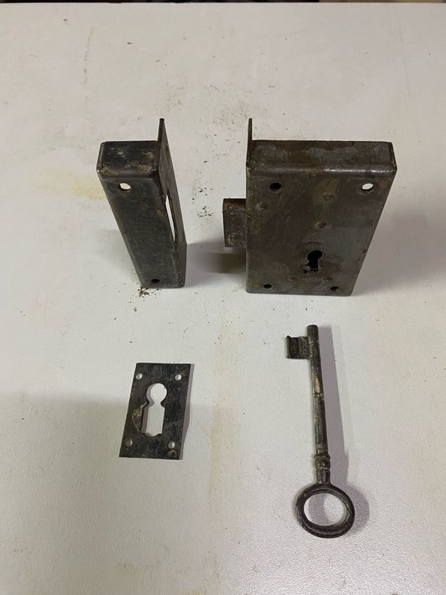 Cerradura antigua con llave y placa