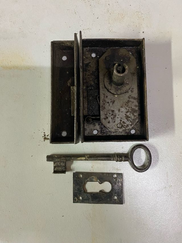 Cerradura antigua con llave y placa
