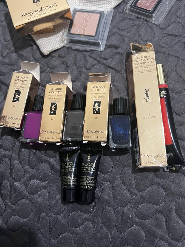 Lote YSL Maquillaje: Polvos + regala