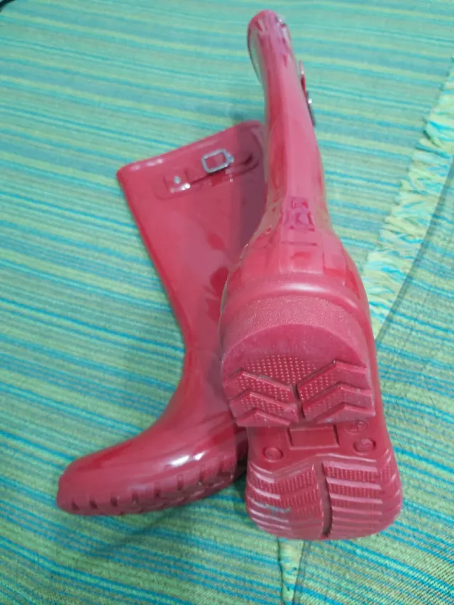 Botas de agua rojas