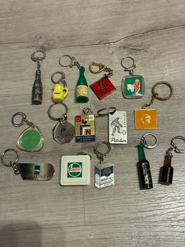 Lote 127 llaveros variados