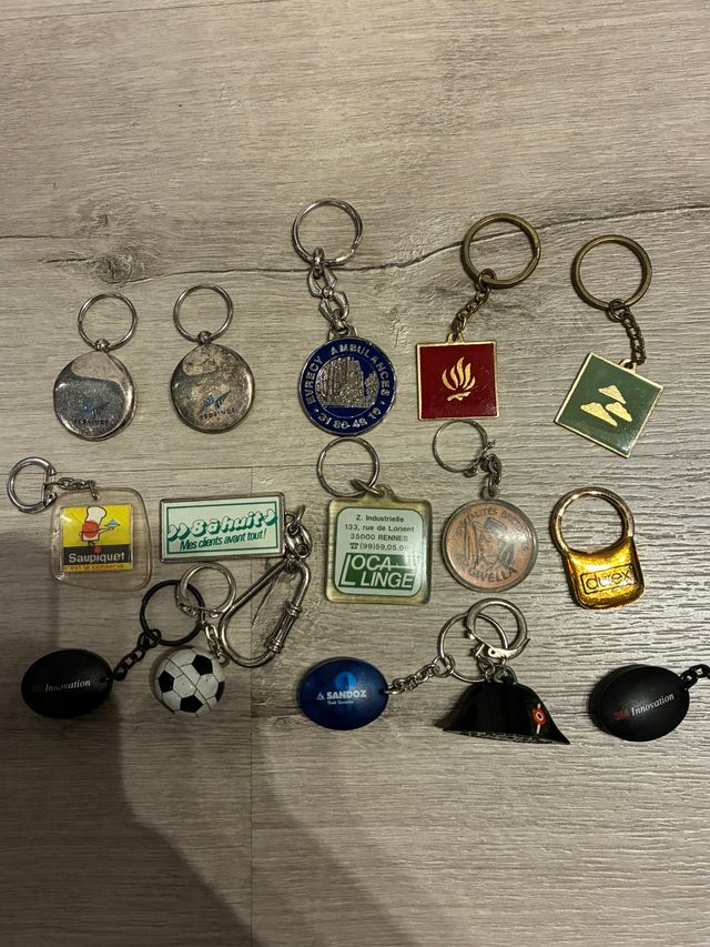 Lote 127 llaveros variados