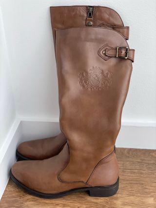 Botas de piel marrones altas
