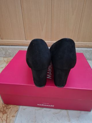 Zapatos de tacón ancho negros cerrados