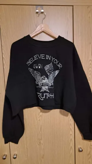 Sudadera crop top negra