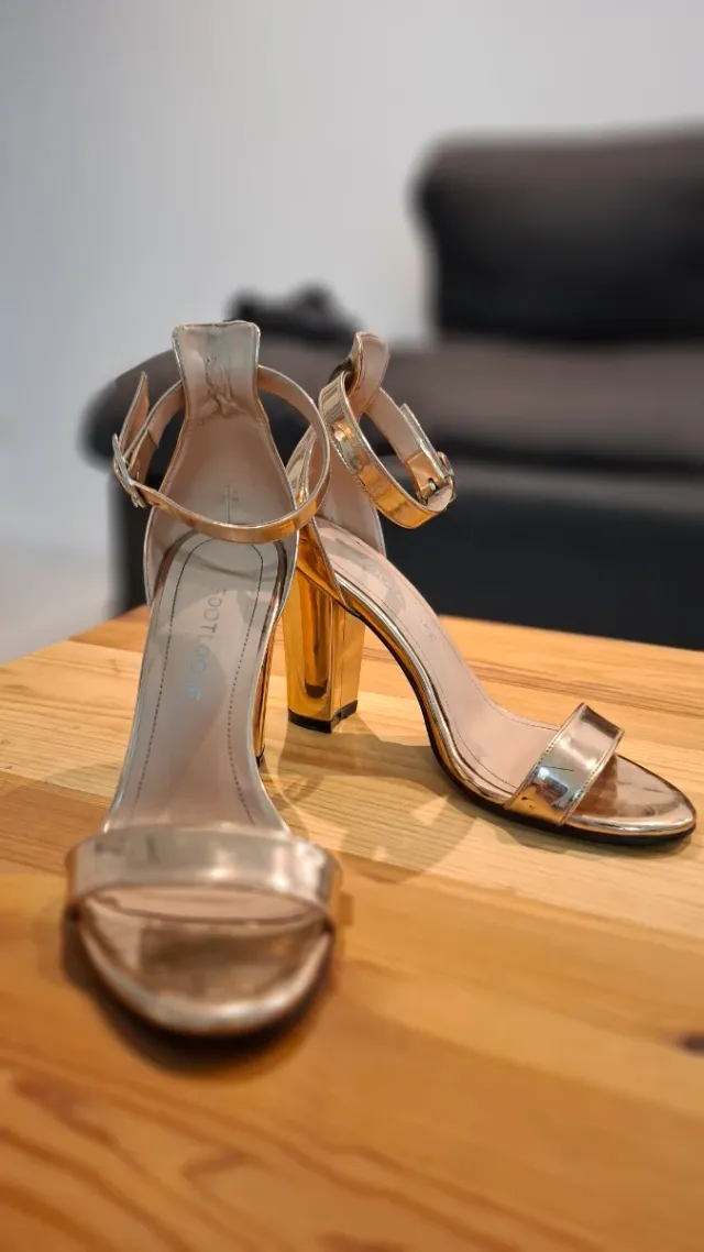 Sandalias de tacón rosa brillante