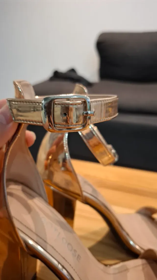 Sandalias de tacón rosa brillante