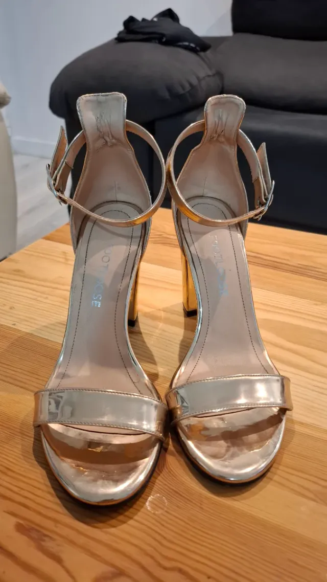 Sandalias de tacón rosa brillante